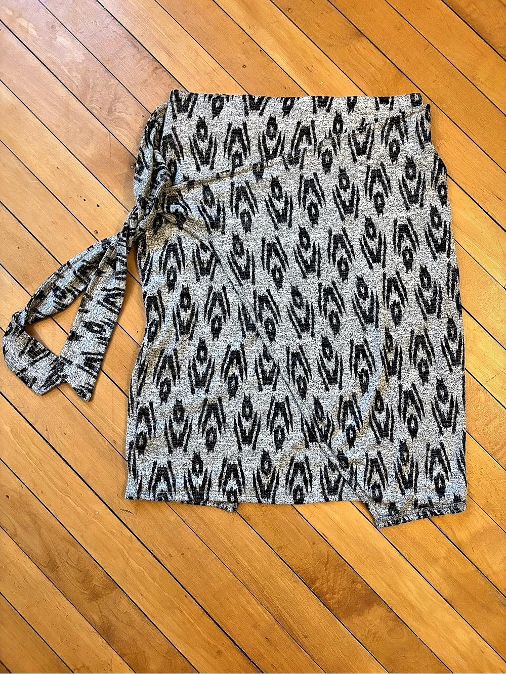 Gap Geometric Tie-Sleeve Blouse in Gray & Black Size XS